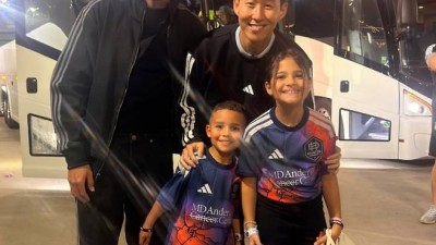 손흥민과의 '가족 인증샷 자랑' 절대로 참을 수 없었다, 아들+딸 총출동 '월클의 품격'....경기장 안팎의 스타