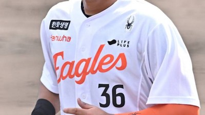 외야 글러브 있나? 김경문 감독의 눈, 다시 한번 통할까…10년 동안 한 포수 내려놓기 서운했는데