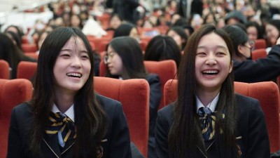 학교의 자랑…최가온·신지아, 교복 입고 환하게 웃은 올림픽 영웅