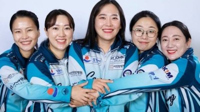 '평창 컬링 은메달' 팀킴 전격 해체 선언…김영미 은퇴 후 지도자 전향