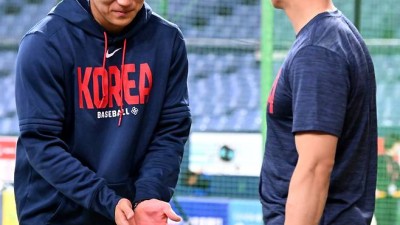 '형 제발요~' 김혜성 앞에 두 손 모은 김도영…글러브 두고 무슨 일이[오사카 현장]