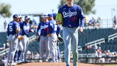 사사키, 1회 만루 홈런 맞고 노아웃 강판…2회 다시 마운드 올라 2이닝 무실점