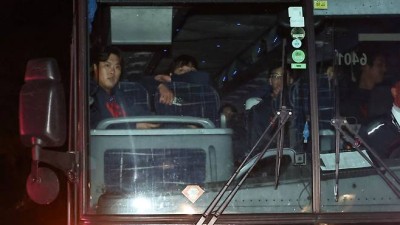 베테랑 류현진, '맨 뒤 아닌' 맨 앞자리 앉았다! 결연한 의지…'美 마이애미 도착' 대표팀 경찰 호위 속 입성 대우받는 느낌 [WBC]