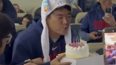 '노경은총', 韓 야구사 최초 WBC 전세기 생일 파티…드디어 공개! '주먹 세리머니'까지 멋있다