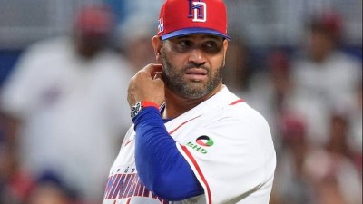 '한국 8강 상대 유력' 도미니카 감독, 공 찢을 듯한 괴력 스윙…미국서 화제 [WBC]