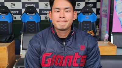 1회 31구 땀뻘뻘 → '잘 던졌다!' 사령탑 찬사 받은 호투…올해는 터지나? 김진욱의 진심 직구 구위 좋았다 [인터뷰]