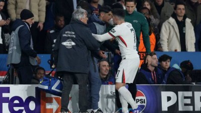 미안합니다, 정말 미안합니다…순간 욱해서 볼보이 밀친 첼시 공격수, 경기 후 사과 거듭→유니폼까지 선물