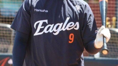 2군에서 연락 자주 와요 한화 1할대 이 선수 얼마나 간절했길래…100억 천재타자에게 SOS 요청, 방망이까지 선물 받았다