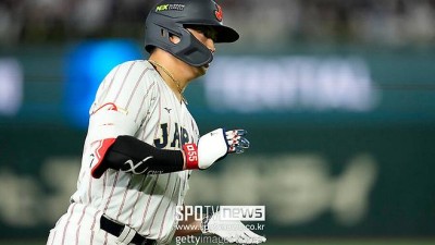 日 상상할 수도 없는 일이…천왕 보며 껌 질겅질겅→무례하다 스승까지 채찍 들었다