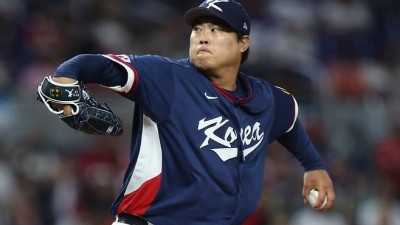 땅에 꽂힌 공이 3루타가 되다니, 불운의 나비효과 류현진 3실점→조기강판으로 [WBC]