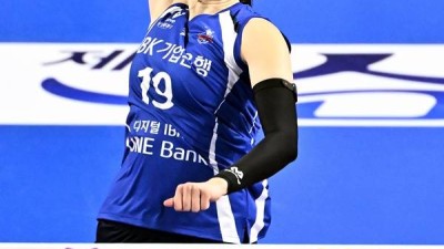 '빅토리아 23점' IBK기업은행, GS칼텍스에 셧아웃 승리…봄 배구 희망 살렸다