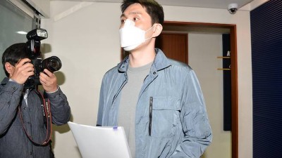 [단독] 폭행으로 영구제명된 선수에게 학생들 맡기는 대학 농구부…“한 방 때렸을 뿐” 두둔까지