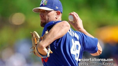 '로버츠 한숨 푹' 328억 이대로 허공으로? 공 2개 던지고 4점 헌납 '와르르'…설마 올해도 '불펜난' 오나