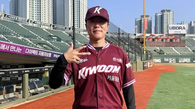 13년 정든 롯데 떠나고, 처음 찾은 사직 마운드서 고개 '꾸벅'→팬들 박수로 화답! 이상한 기분이지만, 언젠간 등판했어야 해 [부산 현장]