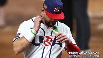 '메달을 휙' 15초 만에 벗어 던진 美 거포, 준우승 분풀이인가…뒷모습에서도 분노가 전해졌다