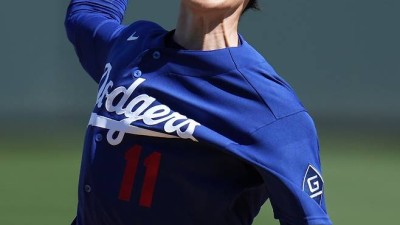 3회 강판→4회 또 등판→5회 또 강판. 160km 던졌는데 볼넷주고→홈런맞고→3실점. '애지중지' 사사키 언제 잘던지나