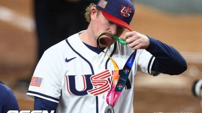 은메달 받자마자 목에서 빼버렸다, 얼마나 분했으면…미국 감독 또 궤변, 결승전에 왜 '165km 마무리' 아꼈나