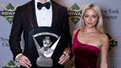 내 자리 빼앗겼어 이렇게 예쁜 여친 두고 바람이 나다니…만신창이 美 체면 살린 '진짜 에이스' 애국심