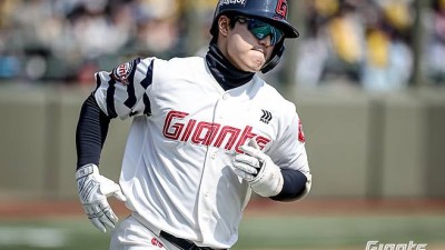 “롯데야! 그만 좀 쳐!” 사직 관중석에 울려 퍼진 행복한 비명…‘천적’ 로그 무너뜨린 화력쇼→‘봄데’ 느낌과 사뭇 다르다 [SS현장속으로]