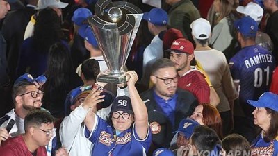 MLB 너무하네 베네수엘라 선수, 우승 축제 '전원 불참'…트로피만 놓고 씁쓸한 '자축 쇼'