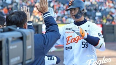 또 넘겼다! '4연타석 홈런' 한화 유망주, 4호 홈런→선두 수성+끝내기 발판…최재훈 후계자 경쟁 앞서가나