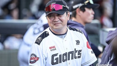 눈에 띄게 좋아진 롯데 수비력…구단에 신경 좀 써달라고 김태형 감독, 이례적 문규현 코치 '샤라웃'