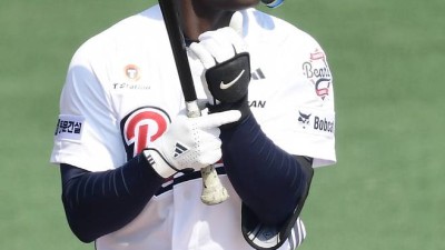 사직 백스크린 직격, 비거리 135m 실화냐...카메론 2G 연속 홈런, 두산 설렌다 [부산 현장]