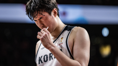 202cm 이현중은 왜 국가대표 소집에서 이코노미 좌석에 몸을 구겨 넣었을까? [서정환의 사자후]