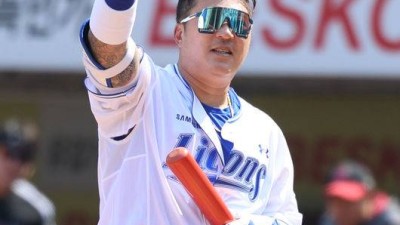 와~ 관중 환호 터지자 헬멧 벗고 폴더 인사...10년 만에 돌아온 최형우, 라팍 울린 순간 [오!쎈 대구]