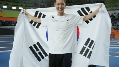 우상혁, 세계실내선수권 4회 연속 메달…2ｍ26 넘어 공동 3위