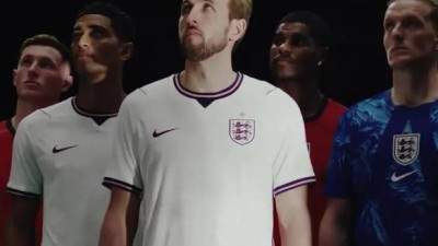역대 최고 명작 잉글랜드 새 유니폼에 쏟아진 찬사... 논란의 십자가 지우고 국가 새겼다 현지 팬들 '환호'
