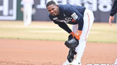 개막전 코앞인데, 한화 걱정 생겼다...'타율 .381' 페라자 안타 치고 교체, 우측 허벅지 외측 불편, 아이싱 중 [오!쎈 부산]