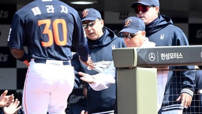 '한화 심장이 덜컹' 페라자 긴급 교체 요청 → 대주자 투입[부산 현장]