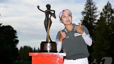 한때 '공동 선두' 내준 김효주…1미터 '파 퍼트' 놓친 코다