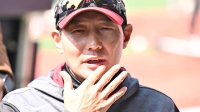 “우영아, 내 욕심이 컸다” 염경엽의 파격 사과… ‘홀드왕’ 정우영, 1이닝 강판 후 ‘전격 2군행’