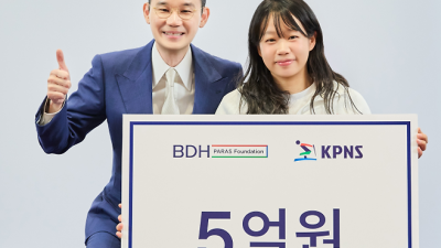메달 5개, 5억원 됐다…패럴림픽 영웅 김윤지에 포상한 ‘키다리 아저씨’