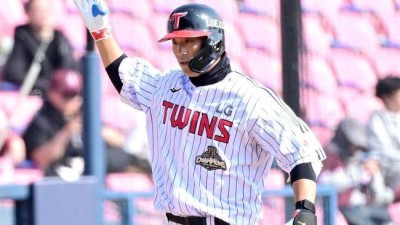 시범경기 홈런왕, 투런-투런-만루 홈런까지 터졌다. 그런데 왜 LG 1군에 자리가 없나...백업 경쟁에 파도 일으킬까 [오!쎈 잠실]