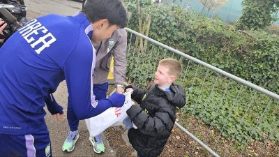 쏘니 사인 꼭 받고 싶어요…찬바람 세차게 부는데, 7살 아이 토트넘 셔츠 들고 '꿋꿋하게' 기다려→손흥민 팬서비스, 학부모들 나이스 원 쏘니 응원가 화답 [MK 다이어리]