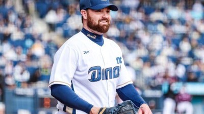 ML서 밀려 한국 향했는데 KBO 12패 투수 대반전, 정말 다저스가 선택할까…'어깨빵' 금쪽이 좌완과 경쟁이다