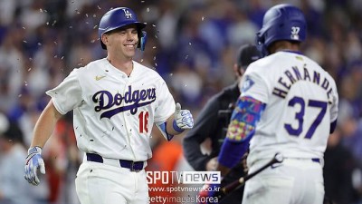 '악의 제국 무섭다' 다저스 10안타 폭발, 애리조나에 8-2 역전승