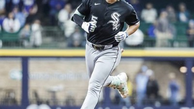 오타니·마쓰이도 못했는데…'日 56홈런 거포' ML 데뷔전 '큼지막한' 홈런 폭발+화려한 신고식'→홈런볼 돌려주자, '사인배트 선물' 미담까지