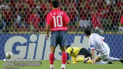 '홍명보 실책→단 11초 만에 실점' 韓대표팀 좌절 안긴 월드컵 영웅, '국가의 적' 낙인찍힌 뒤 흔적 지워지고 있다...'안타까운 상황'