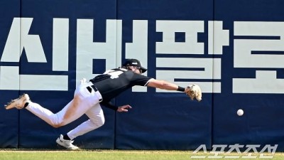 옆에 떨어지는 플라이 못잡고... 중견수 플라이에 2루까지 뛰다 아웃. 2점 손해봤다. 새 외인타자 왜이래?[잠실 현장]