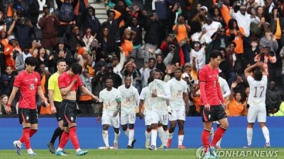 같은 FIFA랭킹 30위권 상대... 한국은 완패, 일본은 무실점 승리