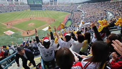 ‘개막 시리즈’에 21만 관중 열광…한화·롯데 웃고, LG·삼성 울었다