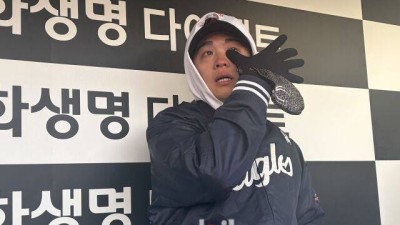 '할머니 품에 안긴 손자' 대만 특급 좌완 얼마나 이 순간 기다렸나…일본 2군 7년→韓 데뷔전 승리 눈물 펑펑 많은 힘 얻었다