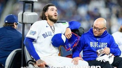 ML 복귀한 ‘前 한화’ 폰세, 시즌 첫 등판서 무릎 부상..카트 실려 교체