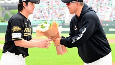 한국 최고 홈런타자가 거기서 왜 주먹을... 감독이 웃었다, 원팀이 되고 있다는 기쁨에