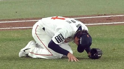 '한화 어쩌나' 화이트, 1루 수비 중 다리 찢다가 '왼쪽 허벅지 통증' OUT→아이싱 치료 중, 병원 진료 예정 [대전 현장]