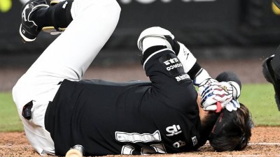 으악! 78억 투수, 올해 첫 등판서 146㎞ '헤드샷' 퇴장…나뒹군 베테랑 → 옛 동료라 더욱 안타깝다 [대전현장]